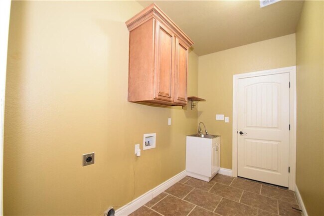 Building Photo - 4004 SW Layton Rd