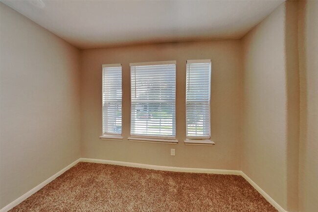 Building Photo - 17919 Royal Gate Ln