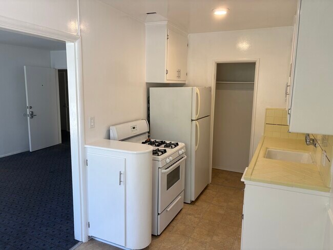 Building Photo - 1005 N Sweetzer Ave