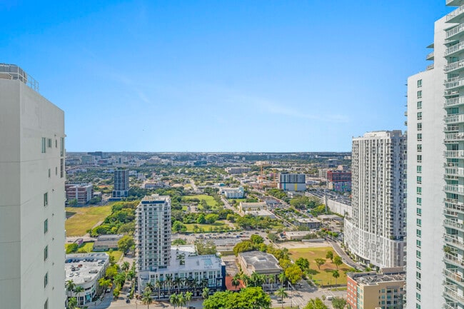 Building Photo - 1800 N Bayshore Dr