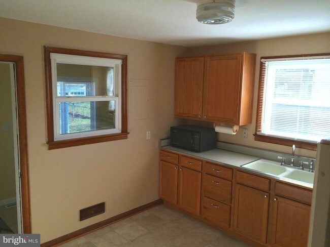 Building Photo - 3456 Fall Hill Ave