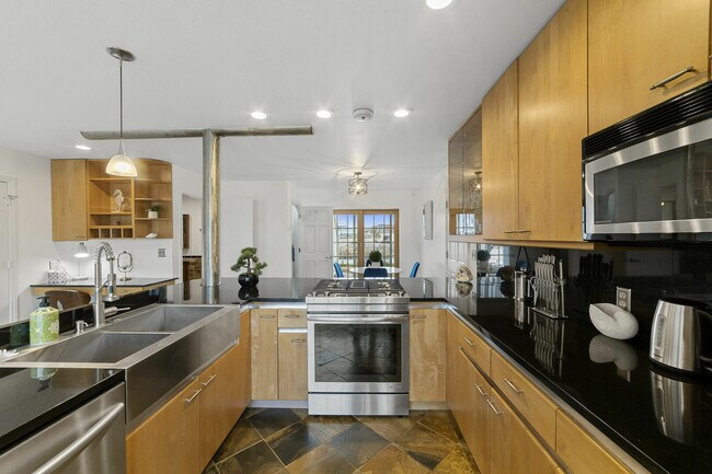 Building Photo - 4132 Matia Dr