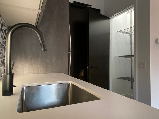 Building Photo - 1900 W North Ave