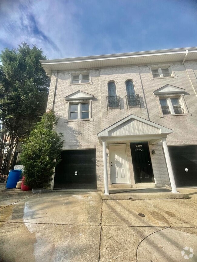 Building Photo - UPDATED 2 Bed 2 Bath-Pittsburgh Pa