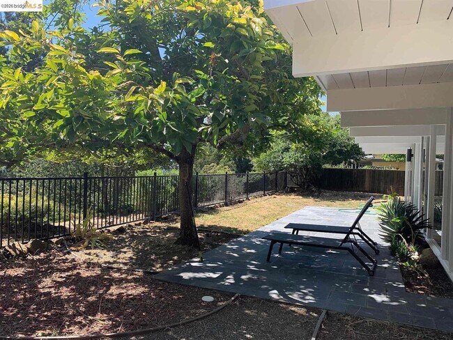 Building Photo - 5559 Greenridge Rd