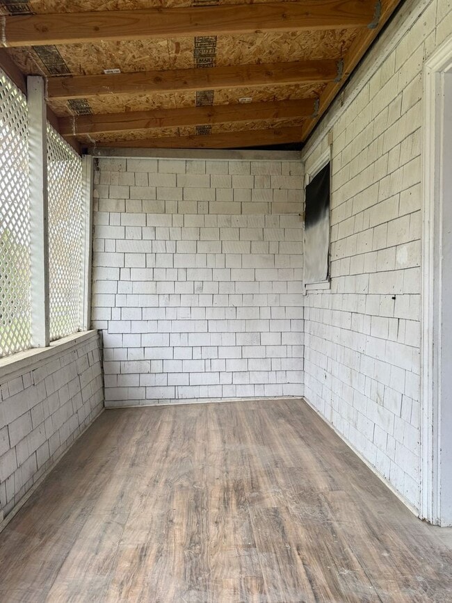 Building Photo - Endearing 2/1 Available Now!!!