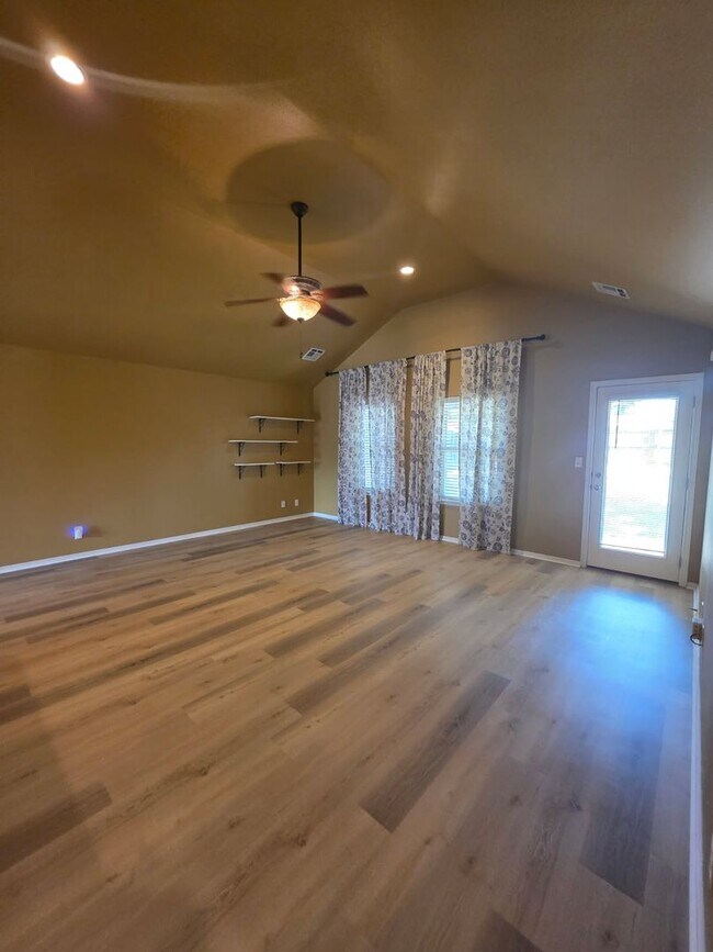 Building Photo - Beautiful home offers open floor plan with...