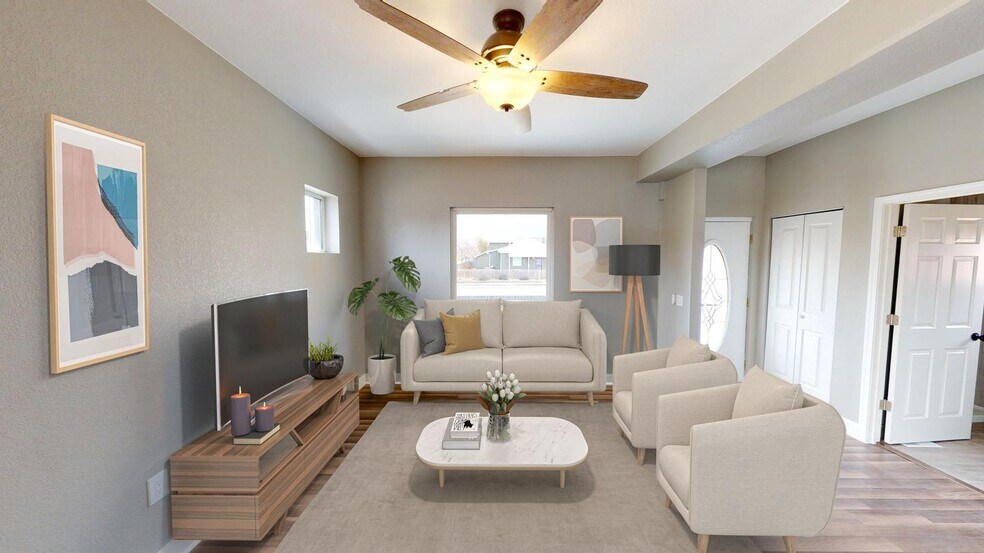 Building Photo - Beautifully renovated Sunnyside home with large backyard