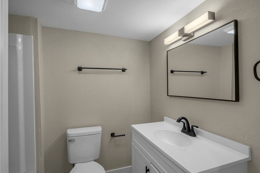 Building Photo - 403 Carpenter St