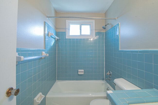 Building Photo - 811 Golf View Pl