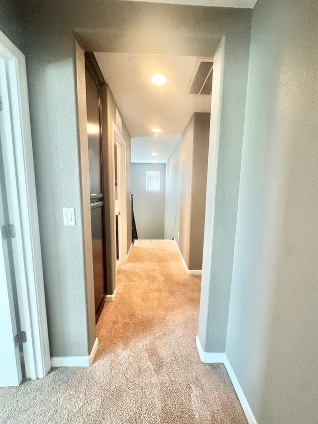 Building Photo - 72 Crystalwood Cir