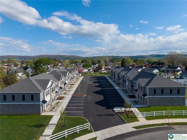 Building Photo - 1411 Greenview Dr