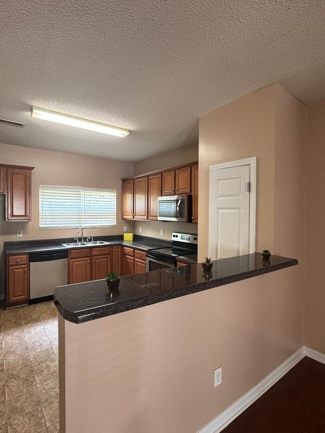 Building Photo - Move-in ready townhome in East Point/Colle...