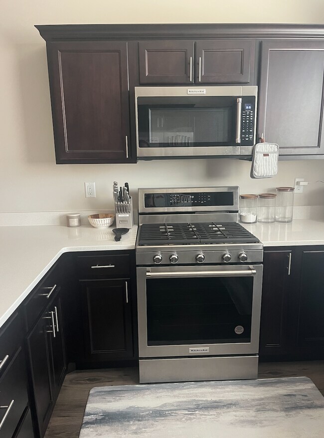 Building Photo - Three Bedroom Partially Furnished Townhome in Lehi