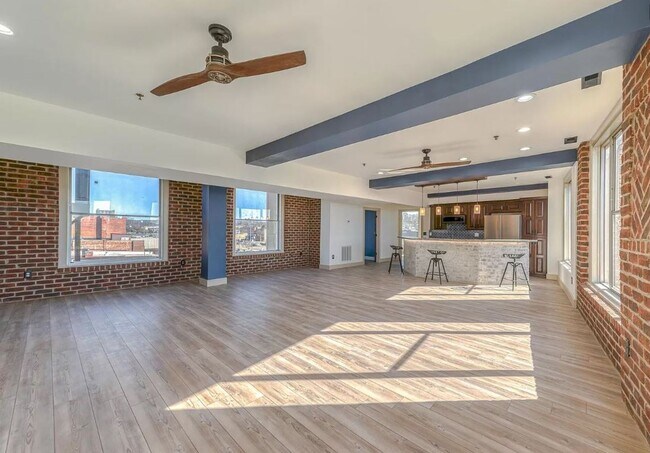 Building Photo - Fabulous ENTIRE 5th Floor DOWNTOWN 4/3.5 L...