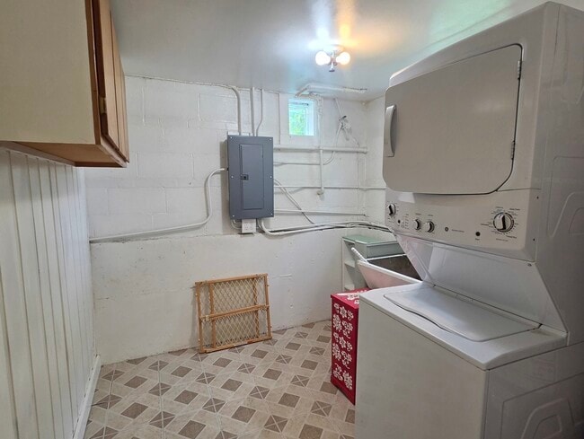 Building Photo - 8418 W Crain St