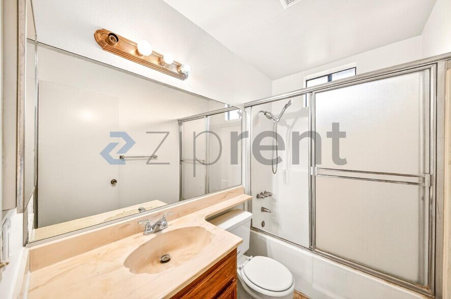 Building Photo - 1004 E Garfield Ave