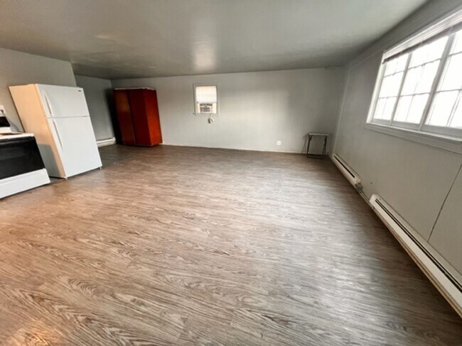 Building Photo - Studio Apartment Off of Federal Way | $250...