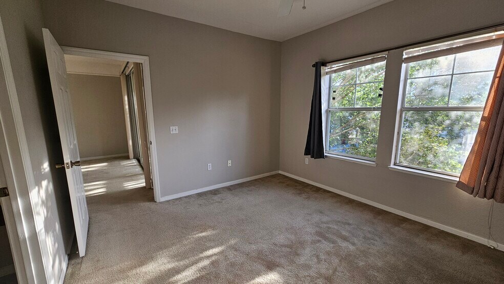 Building Photo - 2801 Chancellorsville Dr
