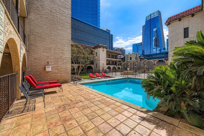 Building Photo - Downtown Austin 2 BD/ 2.5 BA Condo For Lease!