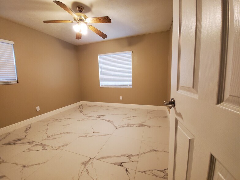 Building Photo - 820 Crenshaw Lake Rd