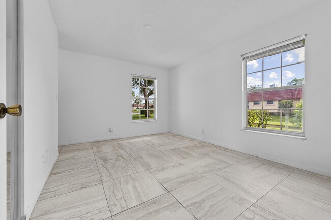 Building Photo - 811 Salem Ln