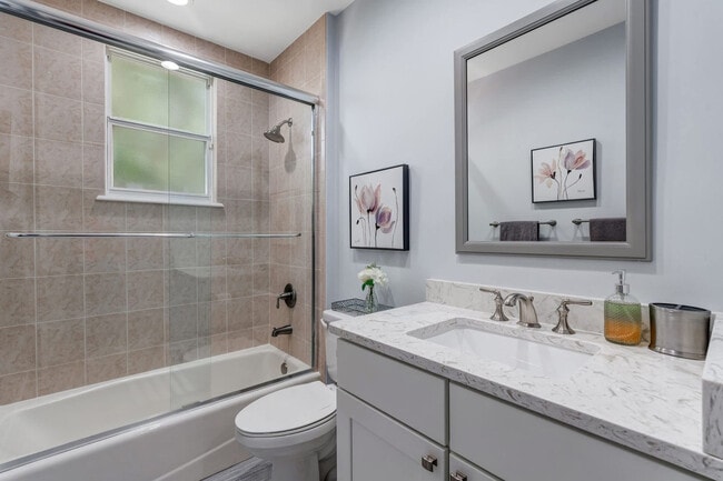 Building Photo - 2859 Tiburon Blvd E