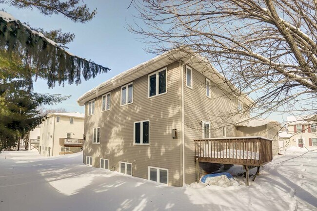 Building Photo - 6101-6103