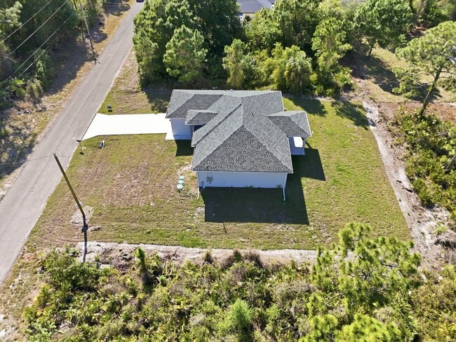 Building Photo - 825 Carbon St E