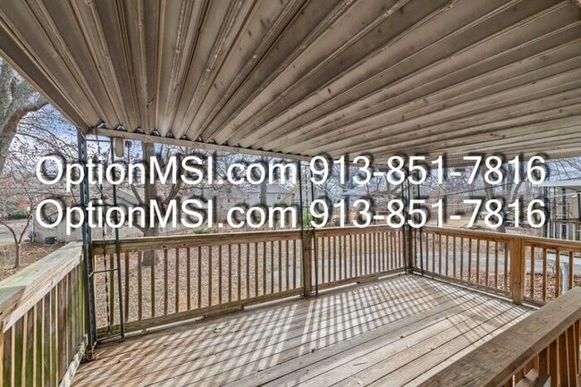 Building Photo - Spacious & Updated Duplex Near Downtown Overland Park!