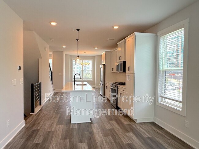 Building Photo - 607 W Tremont Ave