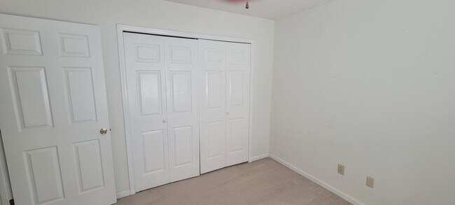 Building Photo - Knoxville 37923 - 2 bed 2.5 bath condo - c...