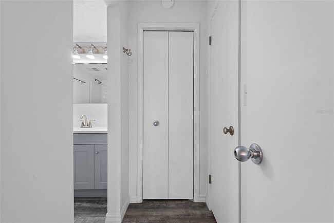 Building Photo - 60 Club House Dr