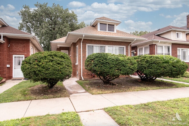 Primary Photo - 7649 S Paxton Ave