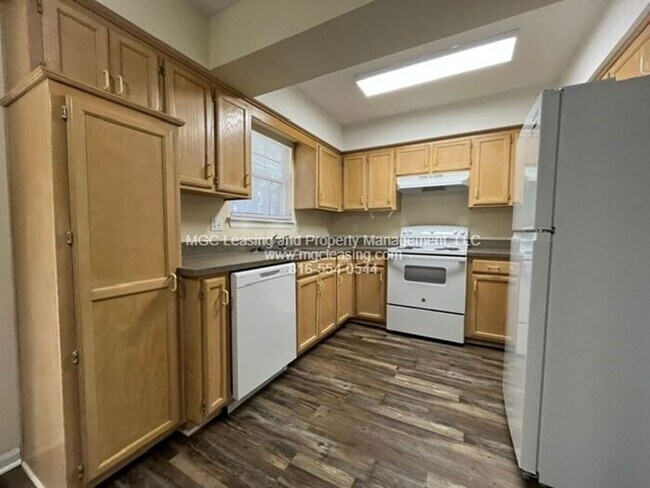 Building Photo - Charming Updated Living Near Historic Downtown Lee’s Summit!