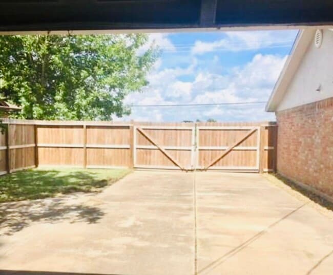 Building Photo - 1308 Hospital Dr