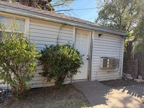 Building Photo - Back House Clean and Cute