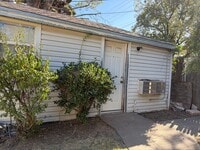 Building Photo - Back House Clean and Cute