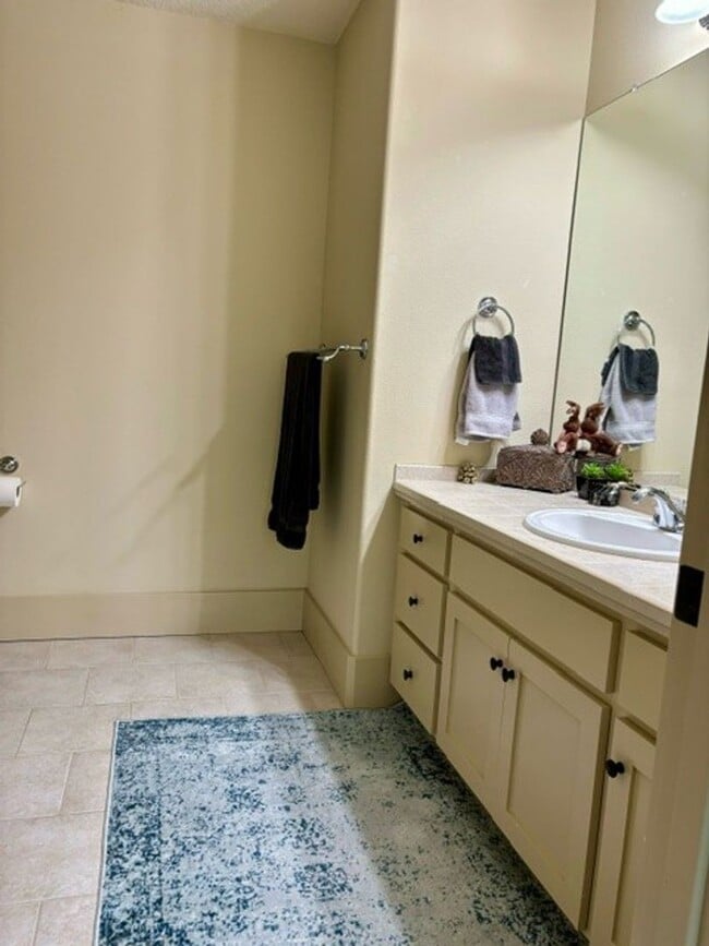 Building Photo - Beautiful Lake Oswego Newer Townhome Walking Distance to Zupans, Starbucks and Shops!