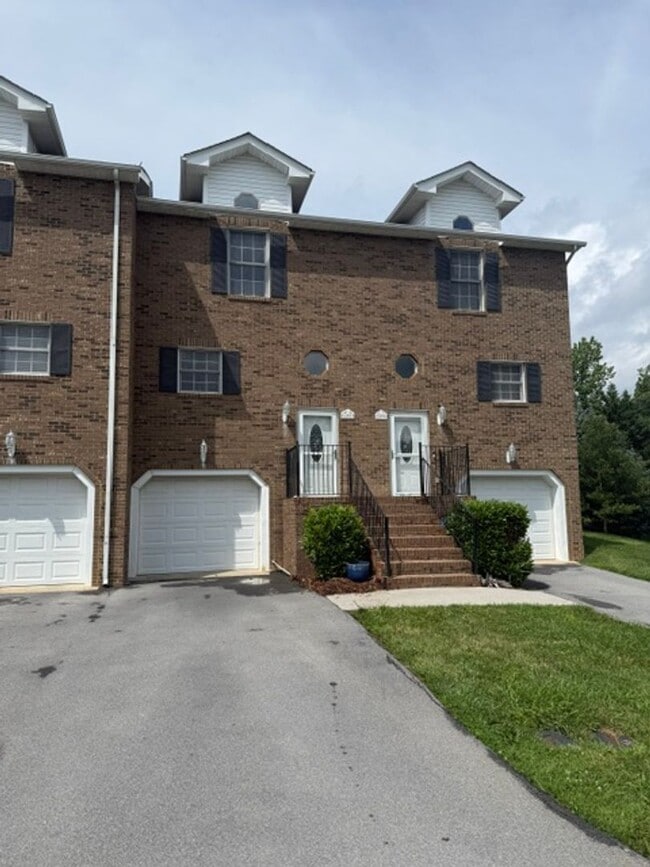 Building Photo - Worry free living, brick condo in Jonesborough!