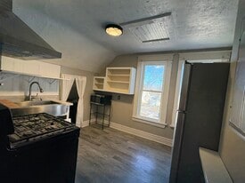 Building Photo - 714 S 1st Ave