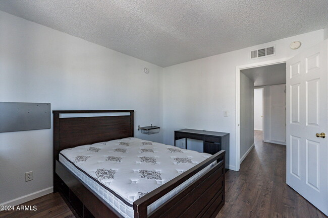 Building Photo - 820 W University Dr