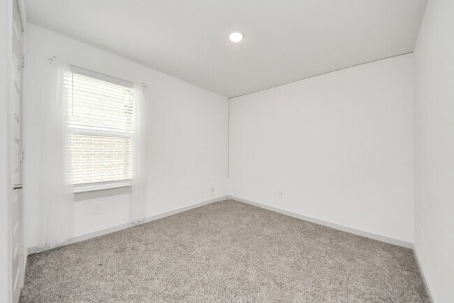 Building Photo - 7007 Fleetwood Crescent Wy