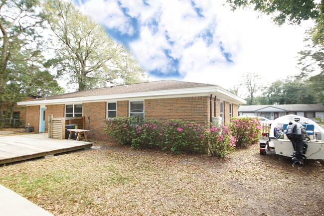 Building Photo - Central Niceville Location with a pool.