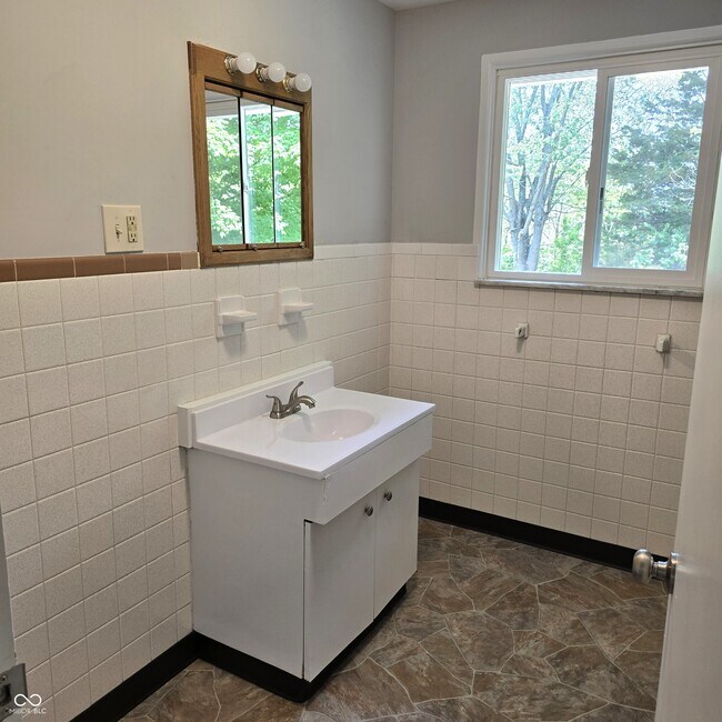 Building Photo - 10016 E Troy Ave