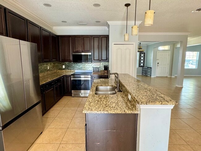 Building Photo - 520 SW Dailey Ave