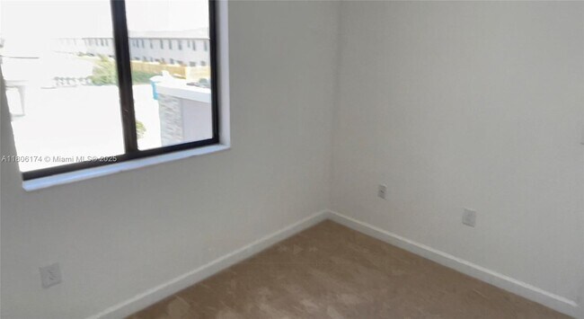 Building Photo - 752 NE 208th Ln
