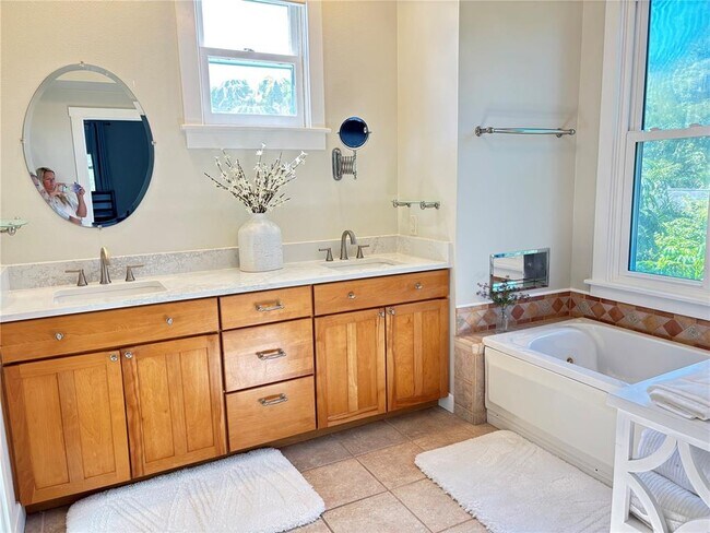 Building Photo - 324 Julia Pl