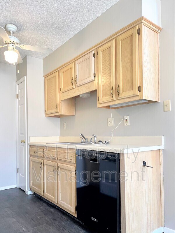 Building Photo - 8226 Town N Country Dr