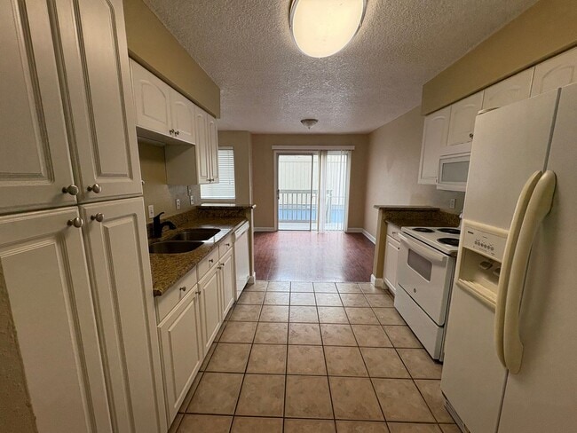Building Photo - Move in ready 1/1 apartment